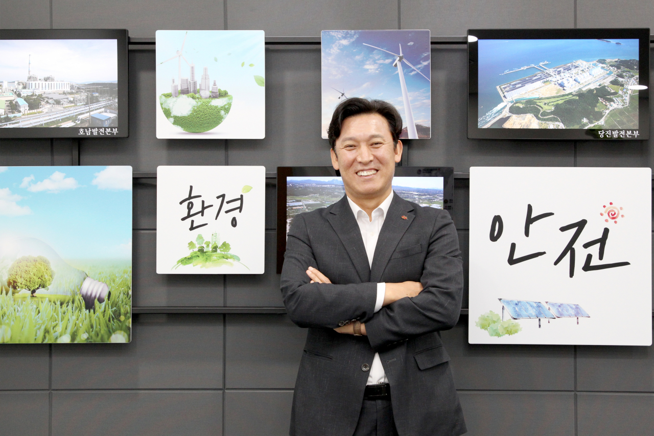 김영문 한국동서발전 사장이 17일 울산 본사 집무실에서 헤럴드경제와 인터뷰하며 포즈를 취하고 있다. [한국동서발전 제공]