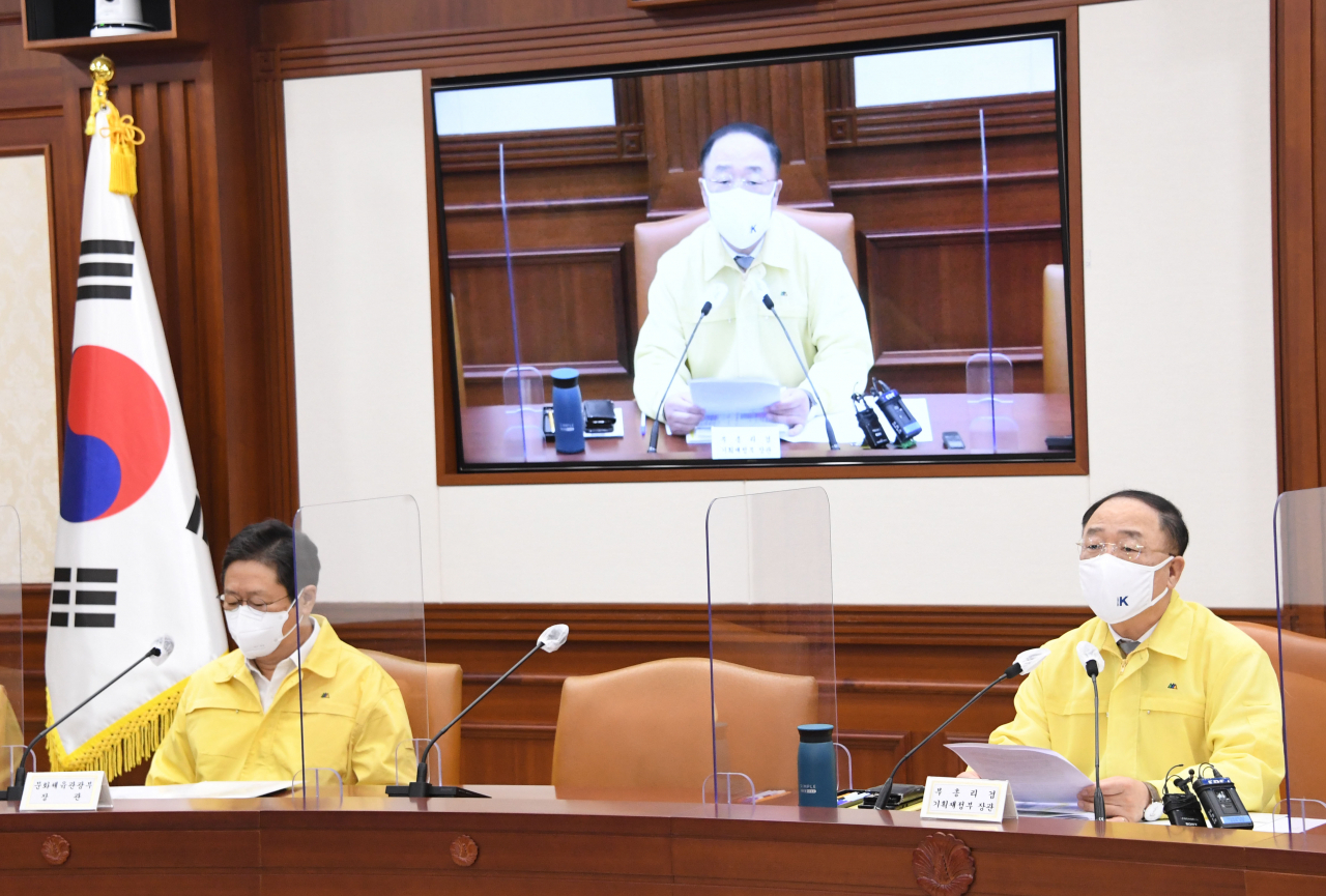 정부가 최근의 우리경제에 대해 수출 호조와 고용 개선에도 불구하고 대면 서비스업을 중심으로 내수 관련 불확실성이 지속되고 있다며 국민지원금 등 피해지원과 선제적 물가관리에 적극 나서겠다고 밝혔다. 사진은 홍남기 부총리 겸 기획재정부 장관이 지난 16일 정부서울청사에서 제45차 비상경제 중앙대책본부 회의를 주재하는 모습. [헤럴드 DB]