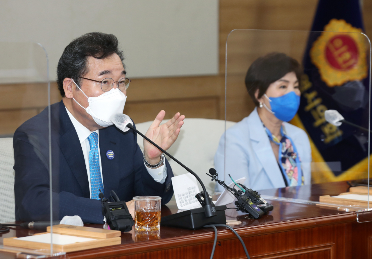 더불어민주당 대권주자인 이낙연 전 대표가 16일 오전 광주시의회 대회의실에서 열린 광주 현장캠프 의원단 회의에서 발언하고 있다. [연합]