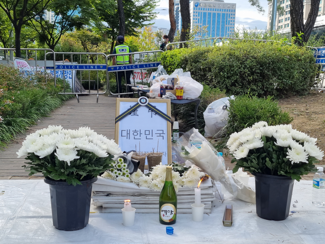 17일 오전 서울 여의도 국회의사당역 3번출구 앞 인도에 설치된 코로나19 대응 전국자영업자 비상대책위원회(자영업자 비대위)의 분향소. 영정사진 대신 ‘근조 대한민국 소상공인·자영업자’라고 적힌 팻말이 세워져 있다. 김영철 기자