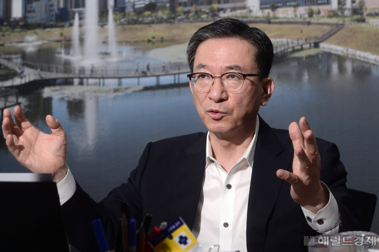 이재명 ‘열린캠프’ 총괄특보단장인 정성호 더불어민주당 의원이 지난 15일 오후 서울 여의도 국회 의원회관에서 헤럴드경제와 인터뷰를 가지고 있다. [박해묵 기자]