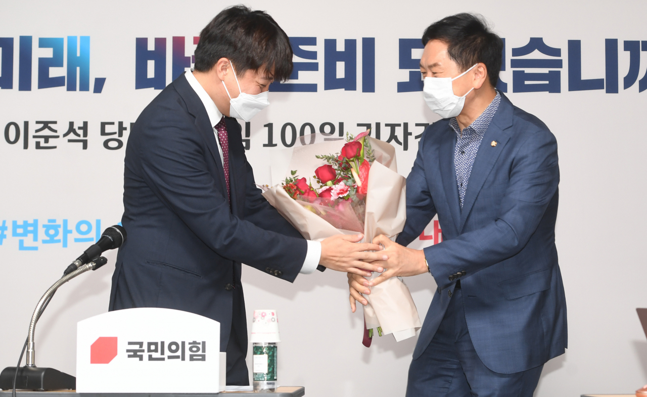 이준석 국민의힘 대표(왼쪽)가 17일 서울 여의도 국민의힘 중앙당사에서 열린 취임 100일 기자간담회에서 김기현 원내대표로부터 축하를 받고 있다. [연합]
