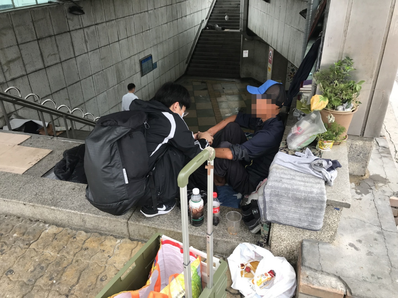 이용호(23) 씨가 거리에서 노숙인을 위로하고 있는 모습 [이용호 씨 제공]