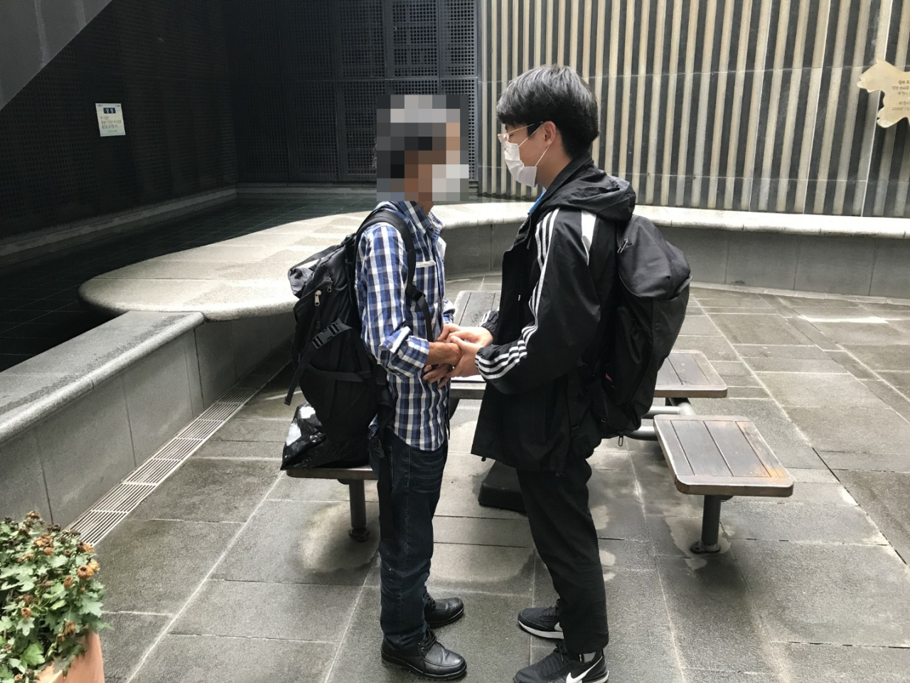 이용호 씨가 노숙인의 손을 잡은 채 대화를 나누고 있다. [이용호 씨 제공]