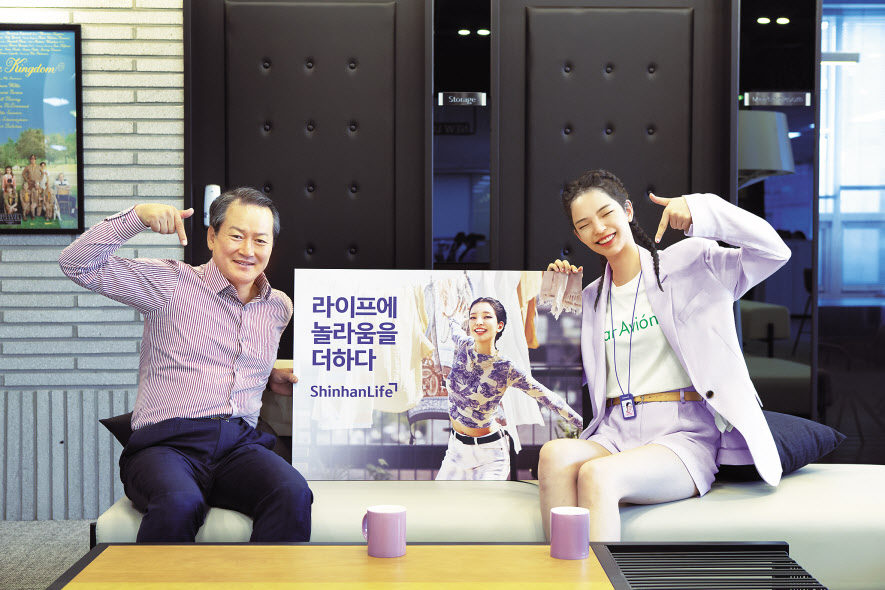 성대규(왼쪽) 신한라이프 사장과 가상인간 로지(ROZY)가 함께 기념사진을 찍고 있다. 로지는 지난 7월 신한라이프 광고에 출연하면서 폭발적인 관심을 받고 있다. [신한라이프 제공]