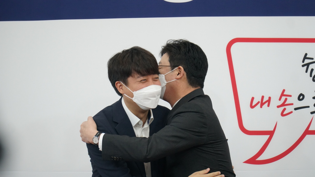 국민의힘 대선주자 유승민 전 의원은 17일 오전 국회 본관 국민의힘 대회의실에서 이준석 대표와 회동했다. [유승민 캠프]