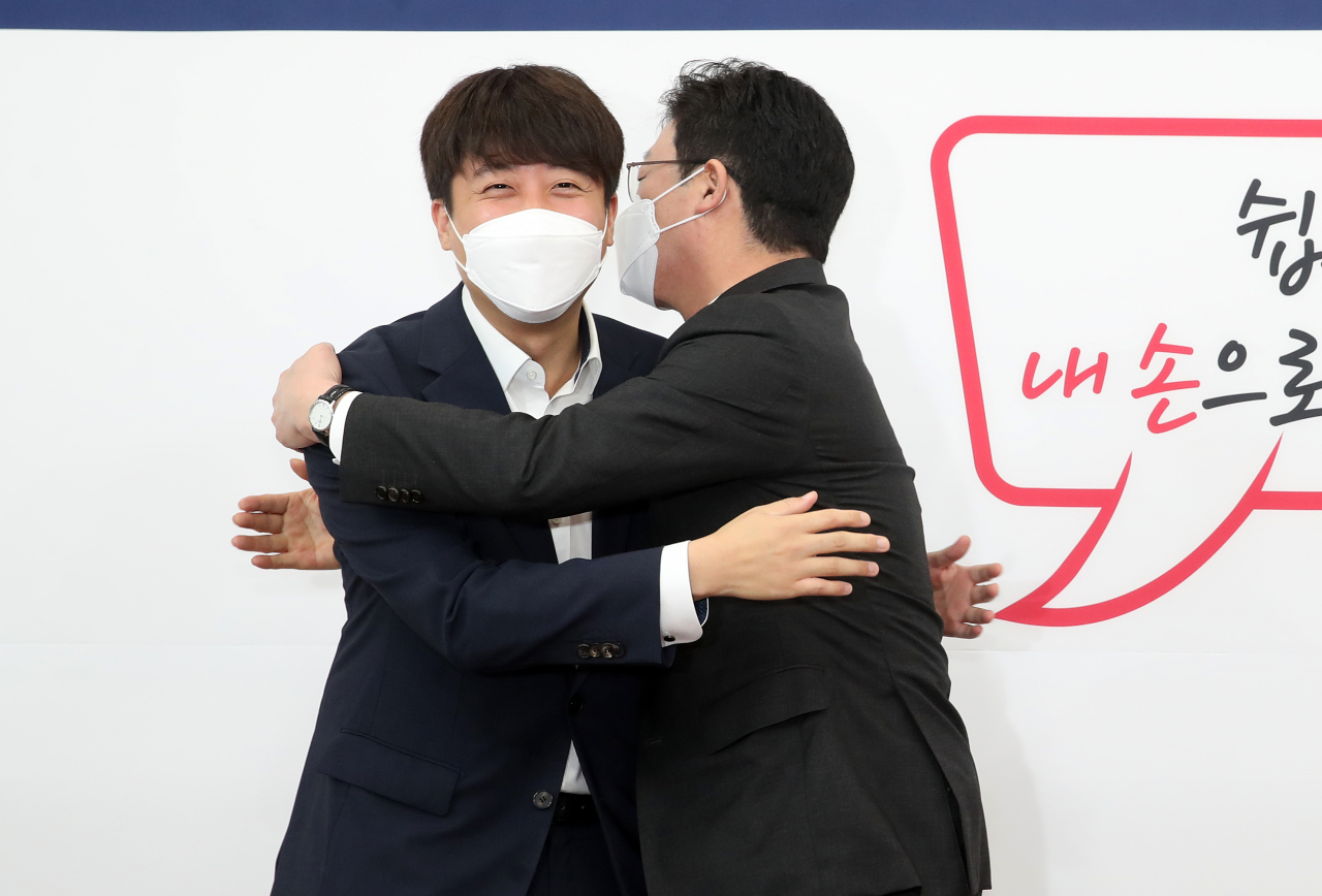 이준석 국민의힘 대표(왼쪽)가 17일 서울 여의도 국회에서 유승민 대선 경선 예비후보와 포옹하고 있다. [연합]