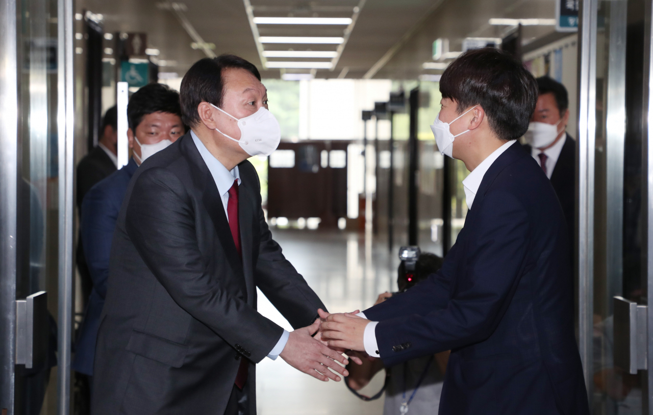 이준석 국민의힘 대표와 윤석열 대선 경선 예비후보가 지난 6일 오전 서울 여의도 국회 당대표실에서 회동한 후 악수하고 있다. [연합]