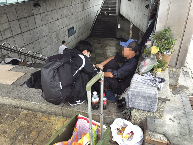 지난해까지만 해도 노숙인으로 거리를 헤맸던 이용호(23) 씨가 노숙인을 위한 지원단체 프레이포유에서 봉사활동가로서 거리의 노숙인을 위로하고 있다. [이용호 씨 제공]