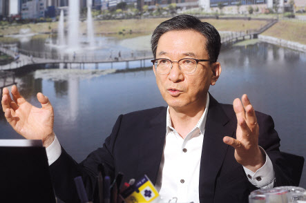 이재명 ‘열린캠프’ 총괄특보단장인 정성호 더불어민주당 의원이 지난 15일 오후 서울 여의도 국회 의원회관에서 헤럴드경제와 인터뷰를 가지고 있다. 박해묵 기자