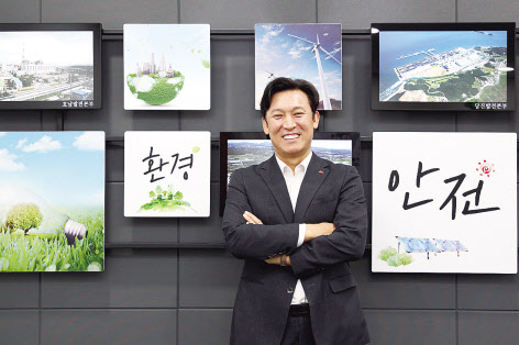 김영문 한국동서발전 사장이 17일 울산 본사 집무실에서 헤럴드경제와 인터뷰하며 포즈를 취하고 있다. [한국동서발전 제공]