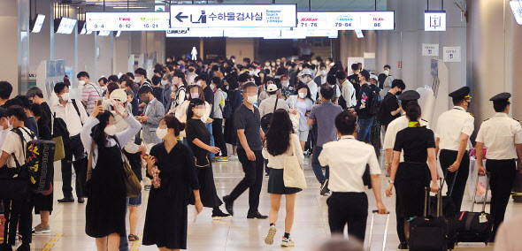 [헤럴드pic] 태풍‘ 찬투’에도…귀성·여행객들 제주로