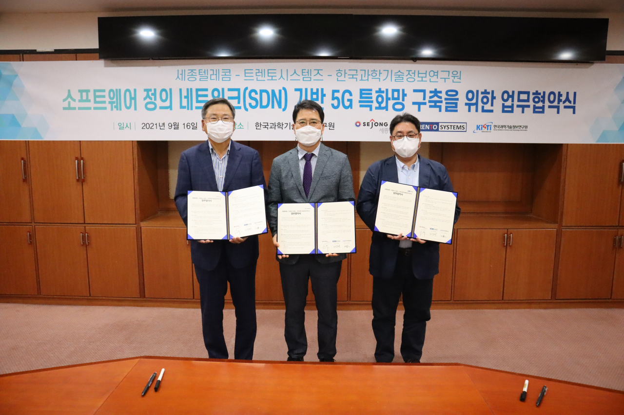 이혁로 KISTI 과학기술디지털융합본부장(가운데), 김영재 트렌토 시스템즈 대표(오른쪽), 강석 세종텔레콤 사장이 SDN 중심 5G 플랫폼 개발 및 광역연구망 실증 협력 업무협약을 체결하고 기념촬영을 하고 있다.[KISTI 제공]
