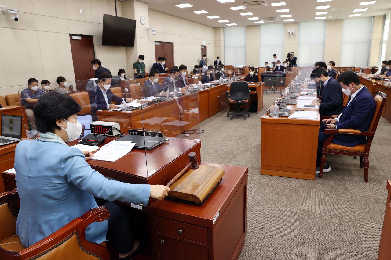반포한강공원에서 실종된 후 숨진 채 발견된 손정민(22) 씨에 대한 공개 재수사를 요구하는 국회 청원이 심사 조건인 10만명을 달성했다.이에 국회 행정안전위원회의 심사를 받게됐다.하지만 공개재수사에 착수할 지 여부는 미지수다. 사진은 서영교 국회 행정안전위원장이 16일 서울 여의도 국회에서 열린 행정안전위원회 전체회의를 주재하고 있다. [연합]