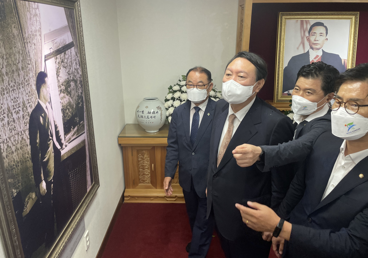 국민의힘 대권주자인 윤석열 전 검찰총장이 17일 경북 구미시 상모동에 있는 박정희 전 대통령의 생가를 찾아 박 전 대통령 사진을 보고 있다. [연합]