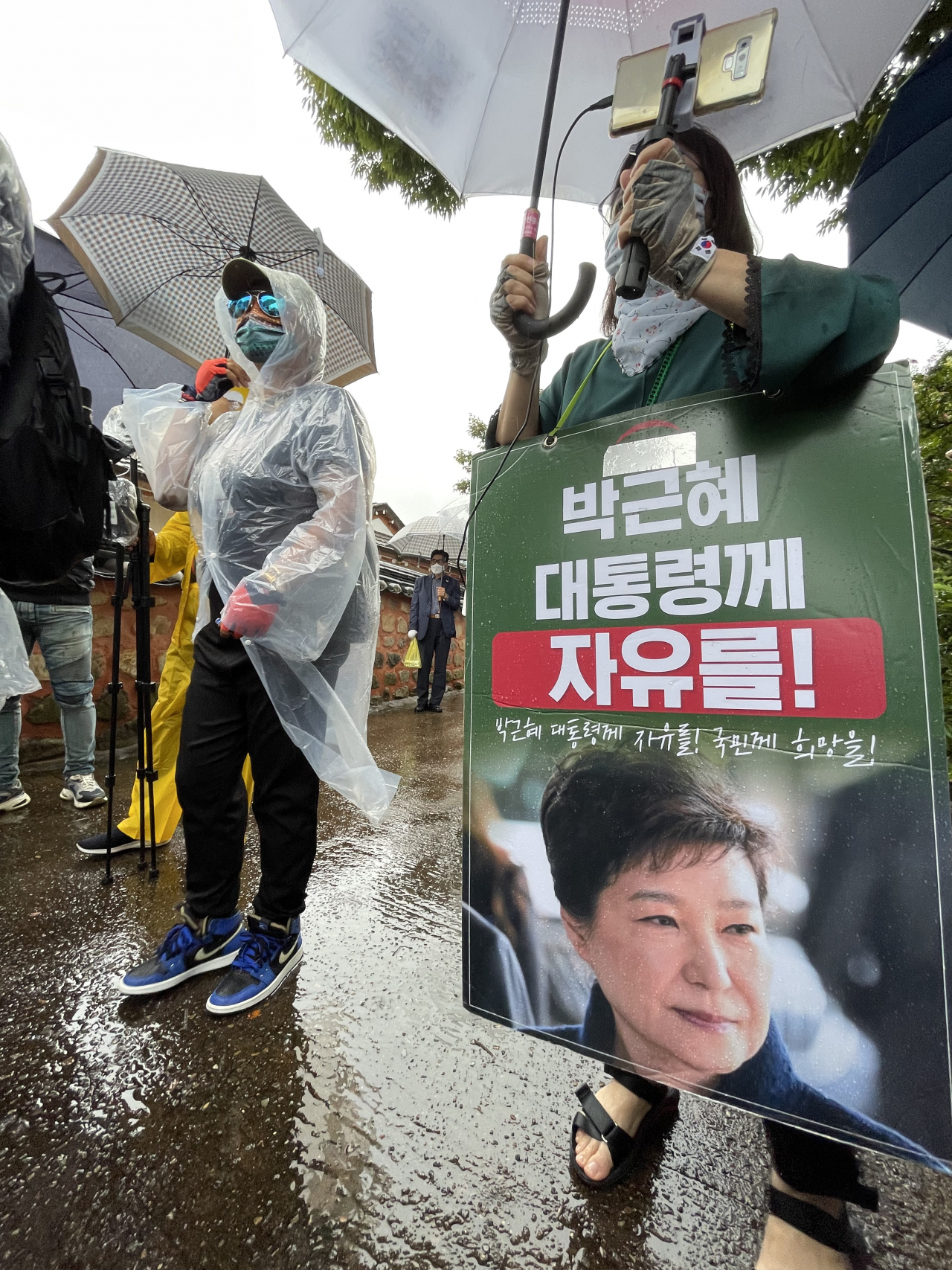 국민의힘 대권주자인 윤석열 전 검찰총장이 17일 경북 구미시 상모동에 있는 박정희 전 대통령의 생가를 찾은 가운데 보수단체 회원들이피켓 등을 들고 윤 전 총장의 방문을 반대하고 있다. [연합]