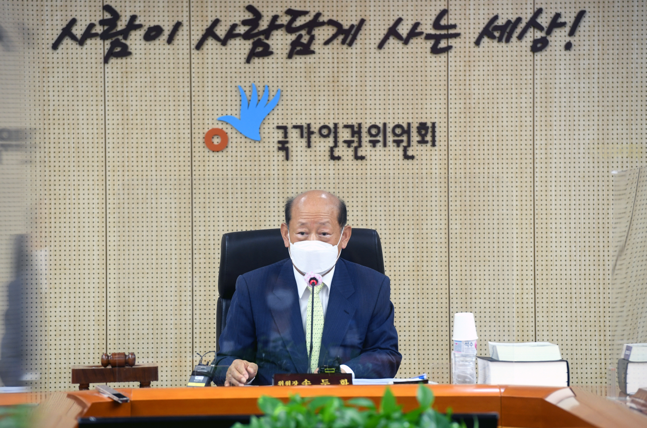 송두환 신임 인권위원장이 지난 13일 오후 서울 중구 국가인권위원회에서 열린 제16차 전원위원회를 주재하며 발언하고 있다. [연합]