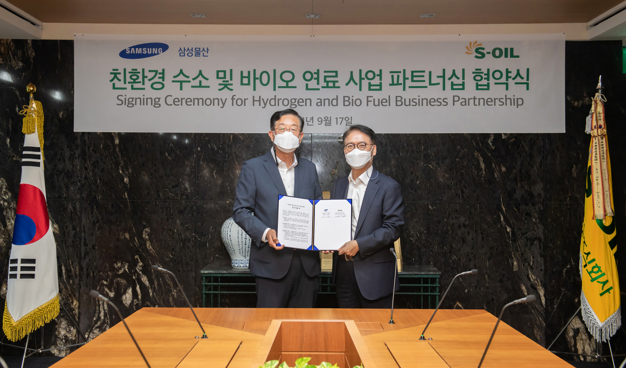 삼성물산 상사부문과 S-Oil은 17일 서울 마포구 S-Oil 사옥에서 '친환경 수소 및 바이오 연료 사업 파트너십 협약'을 체결했다. [삼성물산 제공]