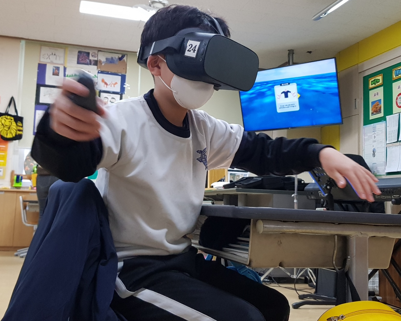 가상현실(VR) 기기 활용 생존수영 이론교육 모습.[대구시교육청 제공]