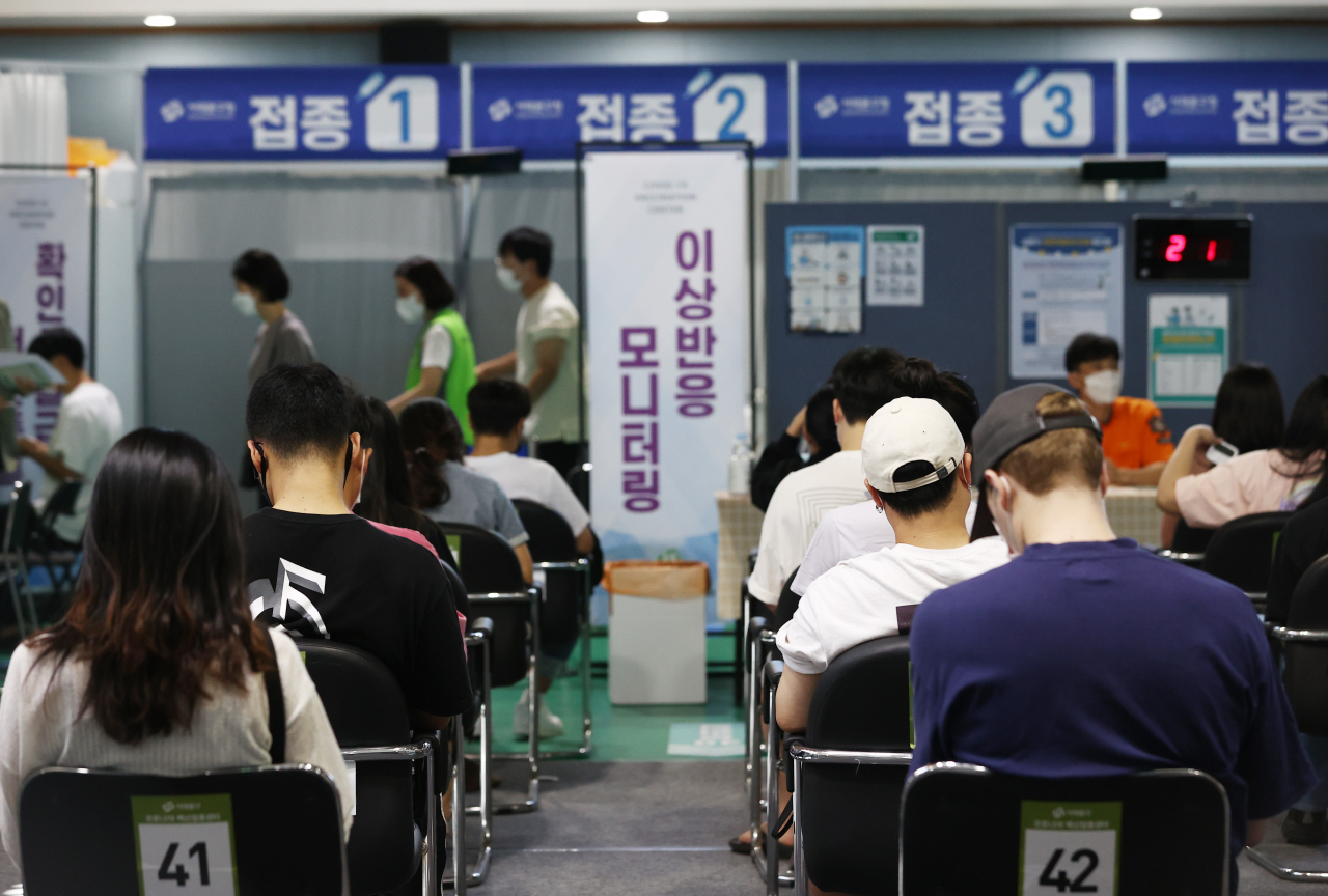 17일 서대문구 북아현문화체육센터에 마련된 코로나19 예방접종센터에서 백신 접종을 마친 시민들이 이상반응 모니터링을 하고 있다. [연합]