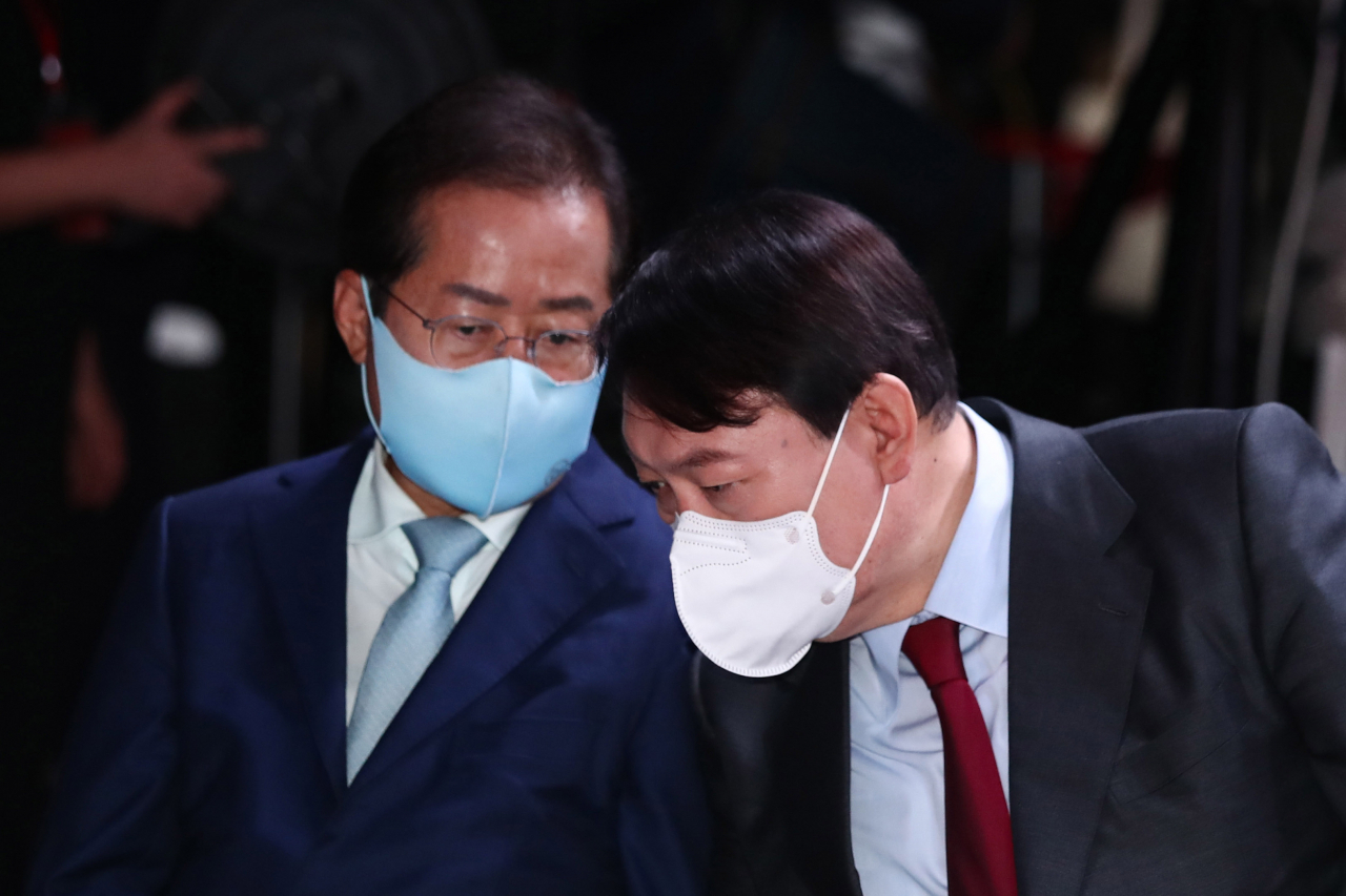 국민의힘 대권주자인 윤석열 전 검찰총장(오른쪽)과 홍준표 의원이 7일 서울 강서구 ASSA빌딩 방송스튜디오에서 열린 국민의힘 대선 경선 후보 '체인지 대한민국, 3대 약속' 발표회에서 행사 시작을 기다리며 대화하고 있다. [연합]