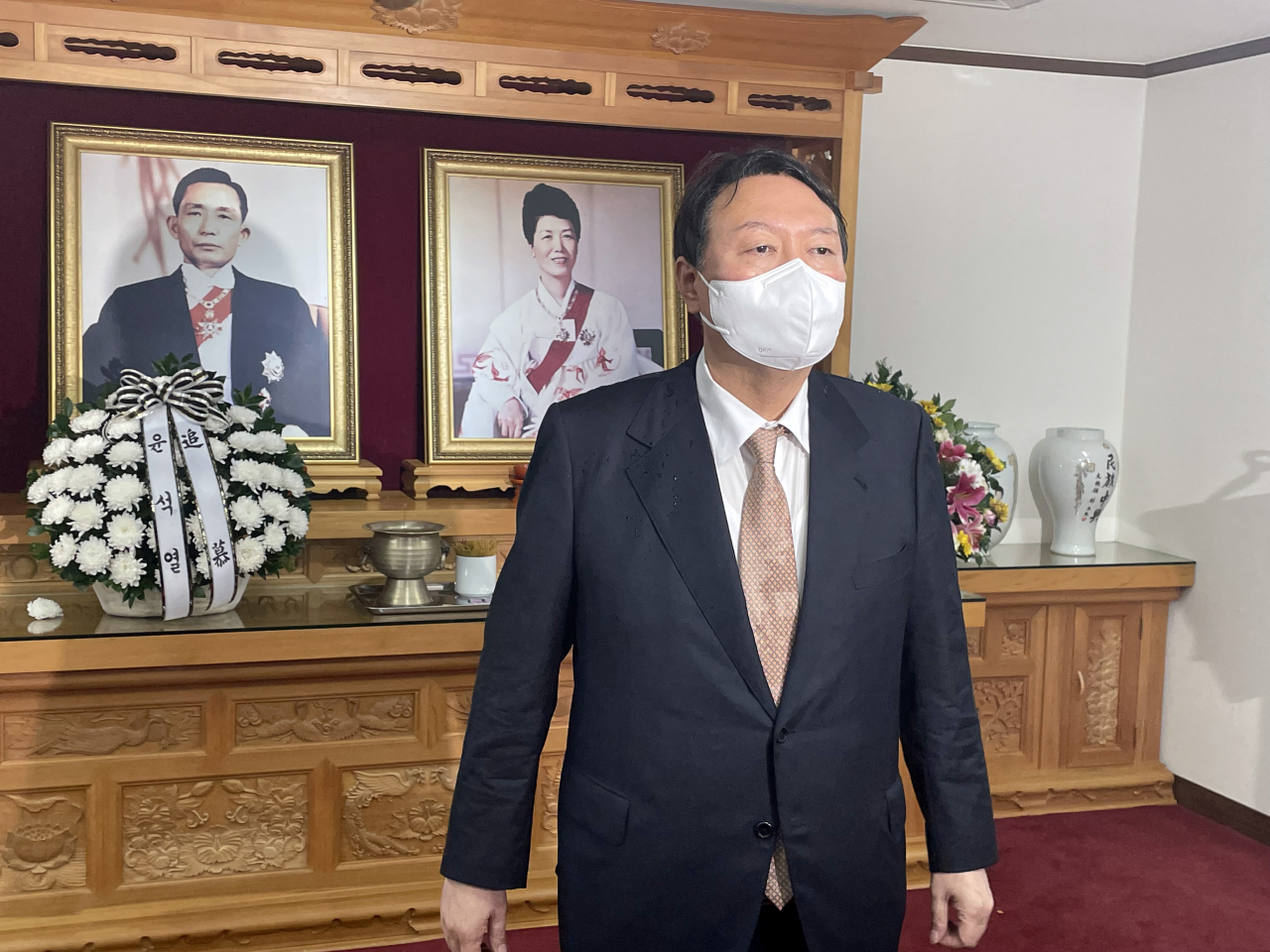 국민의힘 대권주자인 윤석열 전 검찰총장이 17일 경북 구미시 상모동에 있는 박정희 전 대통령의 생가를 찾아 살펴보고 있다. [연합]