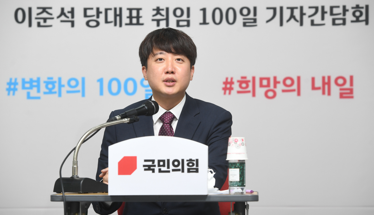 국민의힘 이준석 대표가 17일 서울 여의도 국민의힘 중앙당사에서 열린 취임 100일 기자간담회에서 소감을 밝히고 있다. [연합]