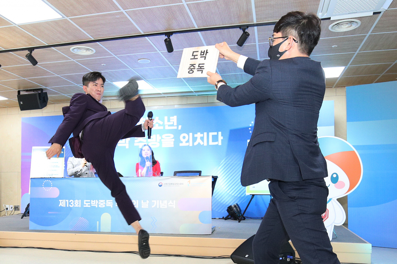 나태주가 공중으로 도약한 채 다리를 회전하며 송판에 킥을 날리고 있다. [한국도박문제관리센터 제공]