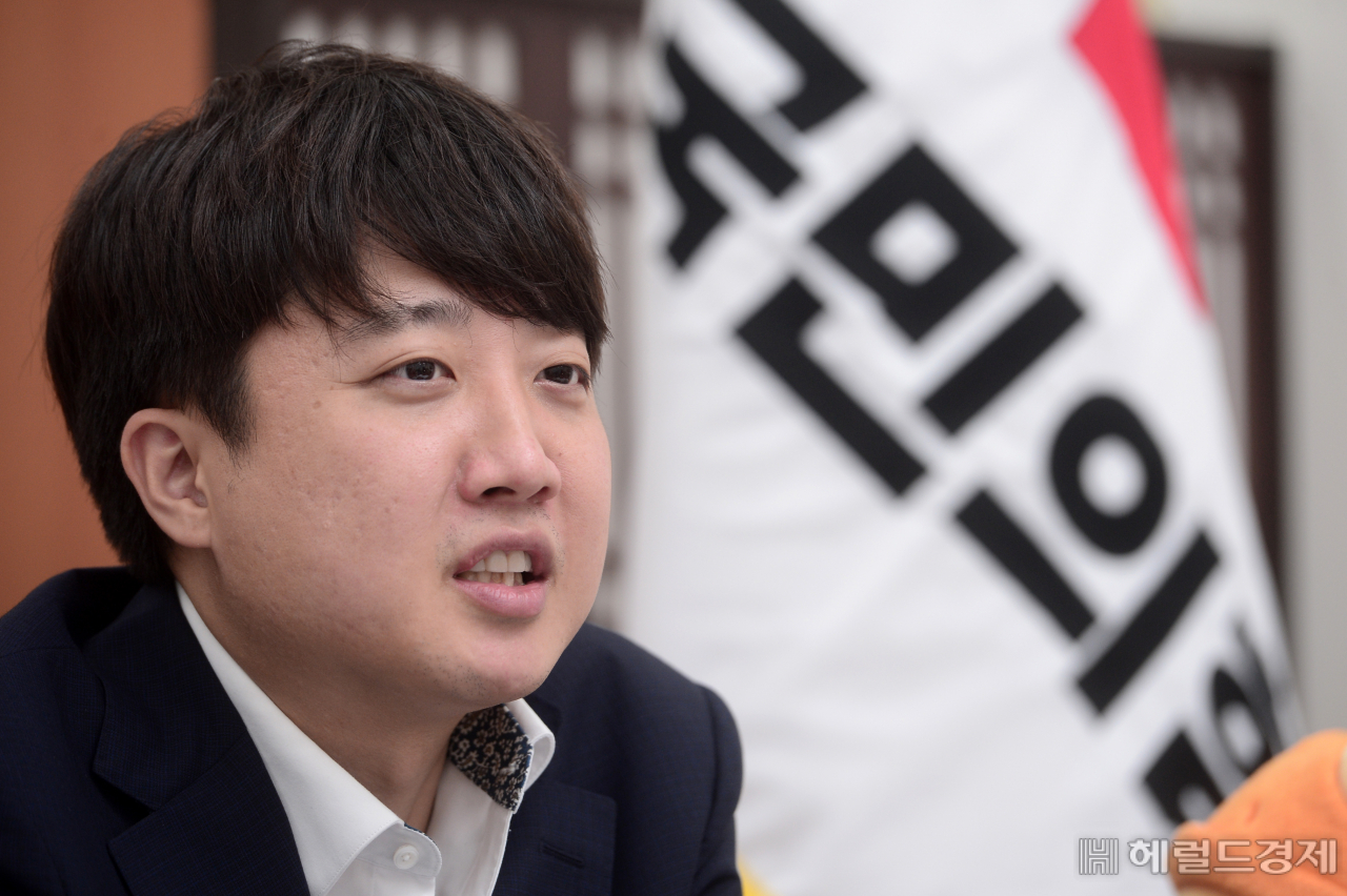이준석 국민의힘 대표가 14일 오후 국회 국민의힘 당대표실에서 헤럴드경제와 인터뷰를 가지고 있다. [박해묵 기자/mook@heraldcorp.com]