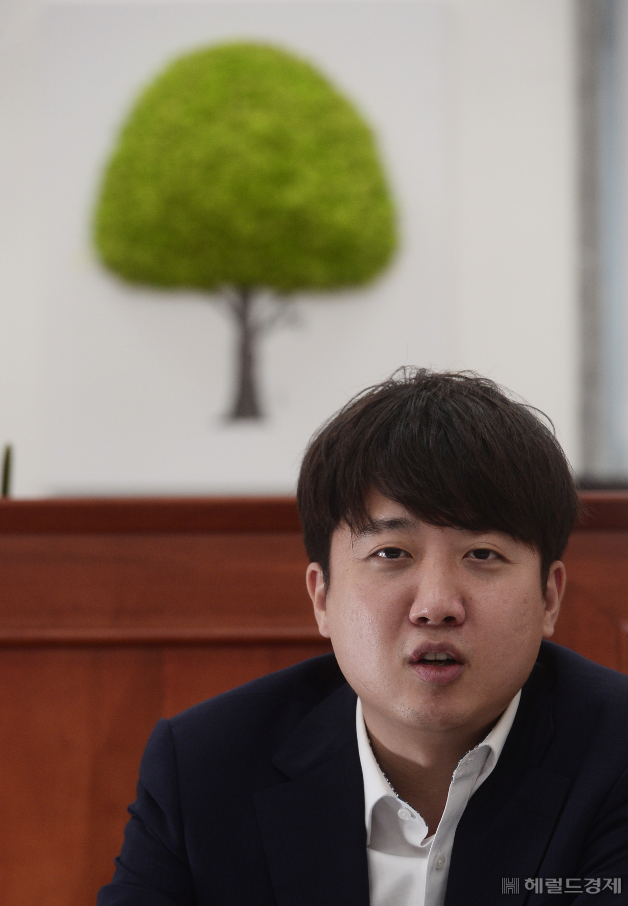 이준석 국민의힘 대표가 14일 오후 국회 국민의힘 당대표실에서 헤럴드경제와 인터뷰를 가지고 있다. [박해묵 기자/mook@heraldcorp.com]