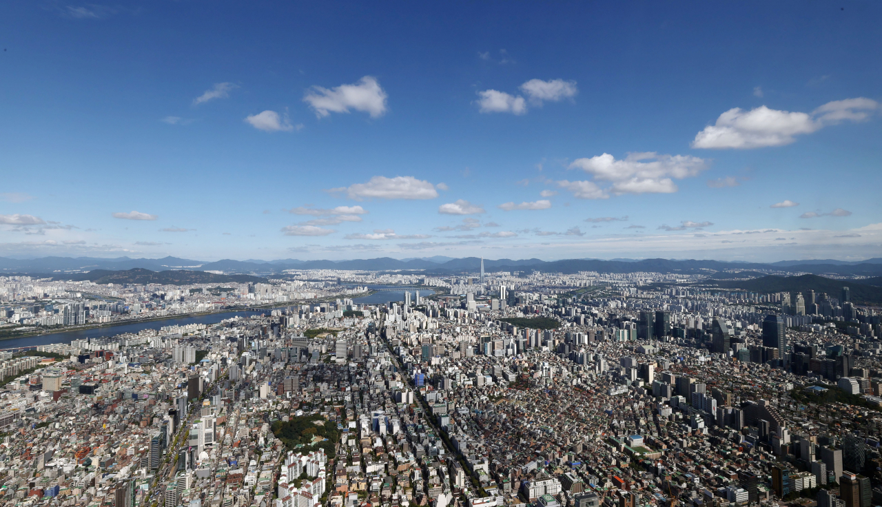 추석 연휴를 하루 앞둔 17일 오후 서울 시내 전경. 푸른 하늘이 아름답다. [연합]