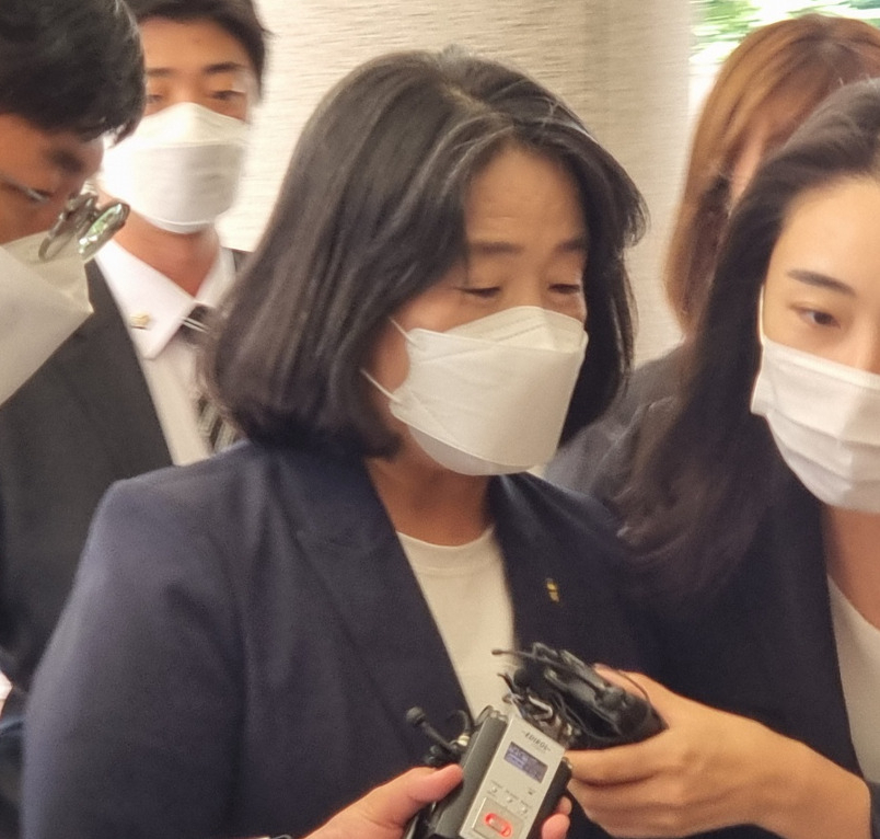 17일 오후 윤미향 무소속 의원이 서울 마포구 서울서부지법 건물 앞에 들어서며 취재진에게 "재판에 성실히 임하겠다"고 말하고 있다. 김지헌 기자