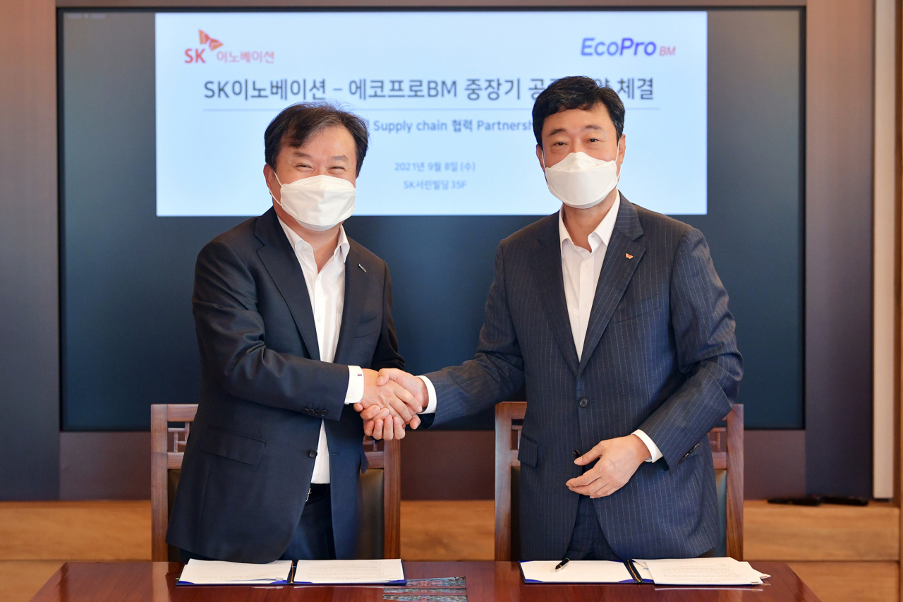 지동섭 SK이노베이션 배터리 사업 대표(오른쪽)와 이동채 에코프로 회장이 지난 8일 서울 종로구 SK서린빌딩에서 열린 구매 계약 및 협약식에서 기념사진을 촬영하고 있다.[SK이노베이션 제공]