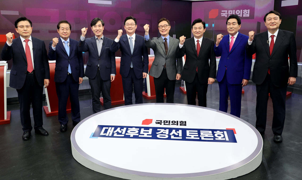 국민의힘 윤석열(오른쪽부터), 안상수, 원희룡, 최재형, 유승민, 하태경, 홍준표, 황교안 대선 경선 예비후보들이 16일 서울 중구 TV조선 스튜디오에서 열린 제20대 대통령선거 경선후보자 1차 방송토론회에서 기념촬영을 하고 있다. [연합]