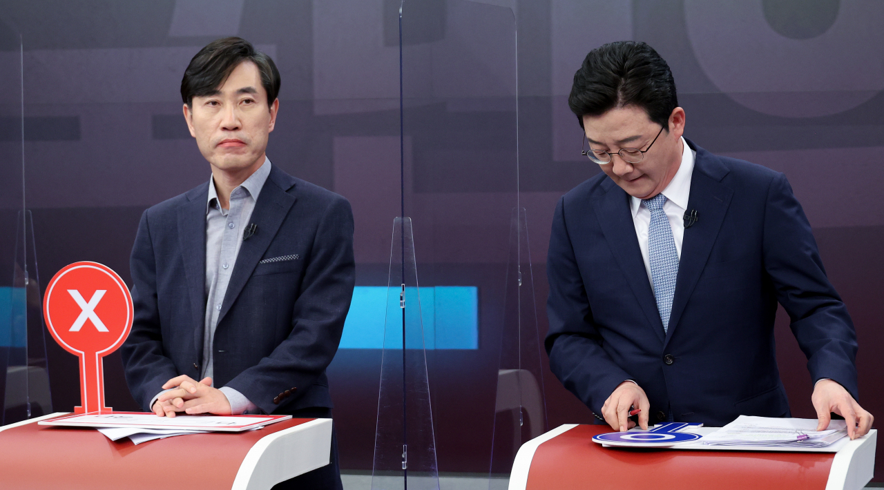 국민의힘 대권주자인 유승민 전 의원(오른쪽), 하태경 의원이 지난 16일 서울 중구 TV조선 스튜디오에서 열린 제20대 대통령선거 경선후보자 1차 방송토론회에서 토론을 준비하고 있다. [연합]
