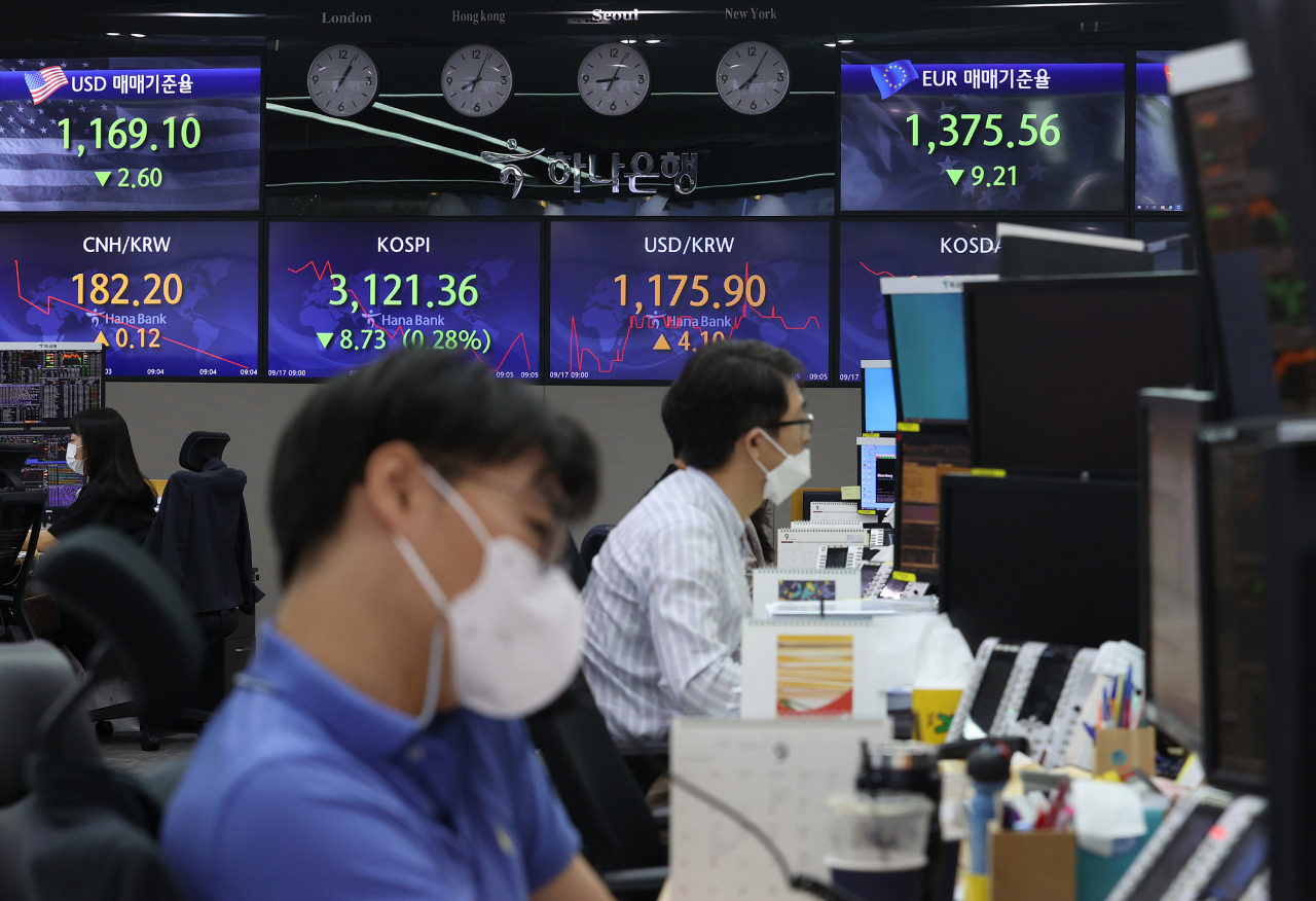 17일 오전 서울 중구 하나은행 본점 딜링룸. [연합]