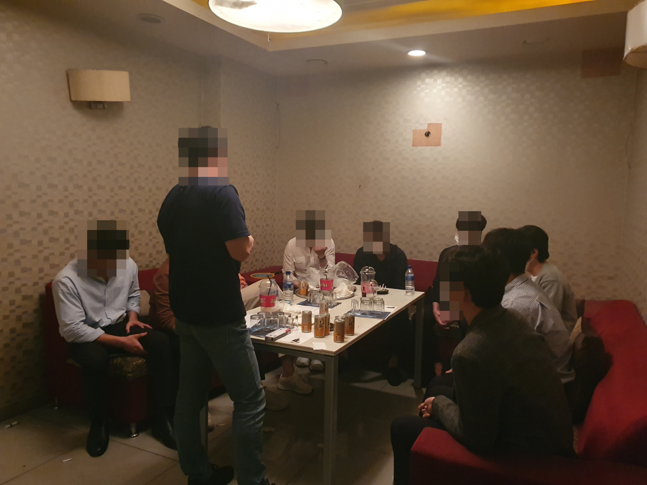 14일 서울 강남구 역삼동의 한 건물 지하에서 영업하던 호스트바 직원들의 적발 당시 모습. [수서경찰서 제공]