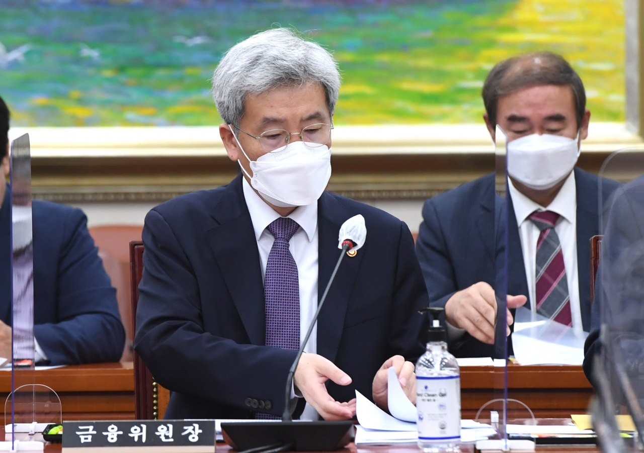 [사진=고승범 금융위원장이 16일 서울 여의도 국회에서 열린 정무위원회 전체회의에서 자료를 살피고 있다.] [연합]