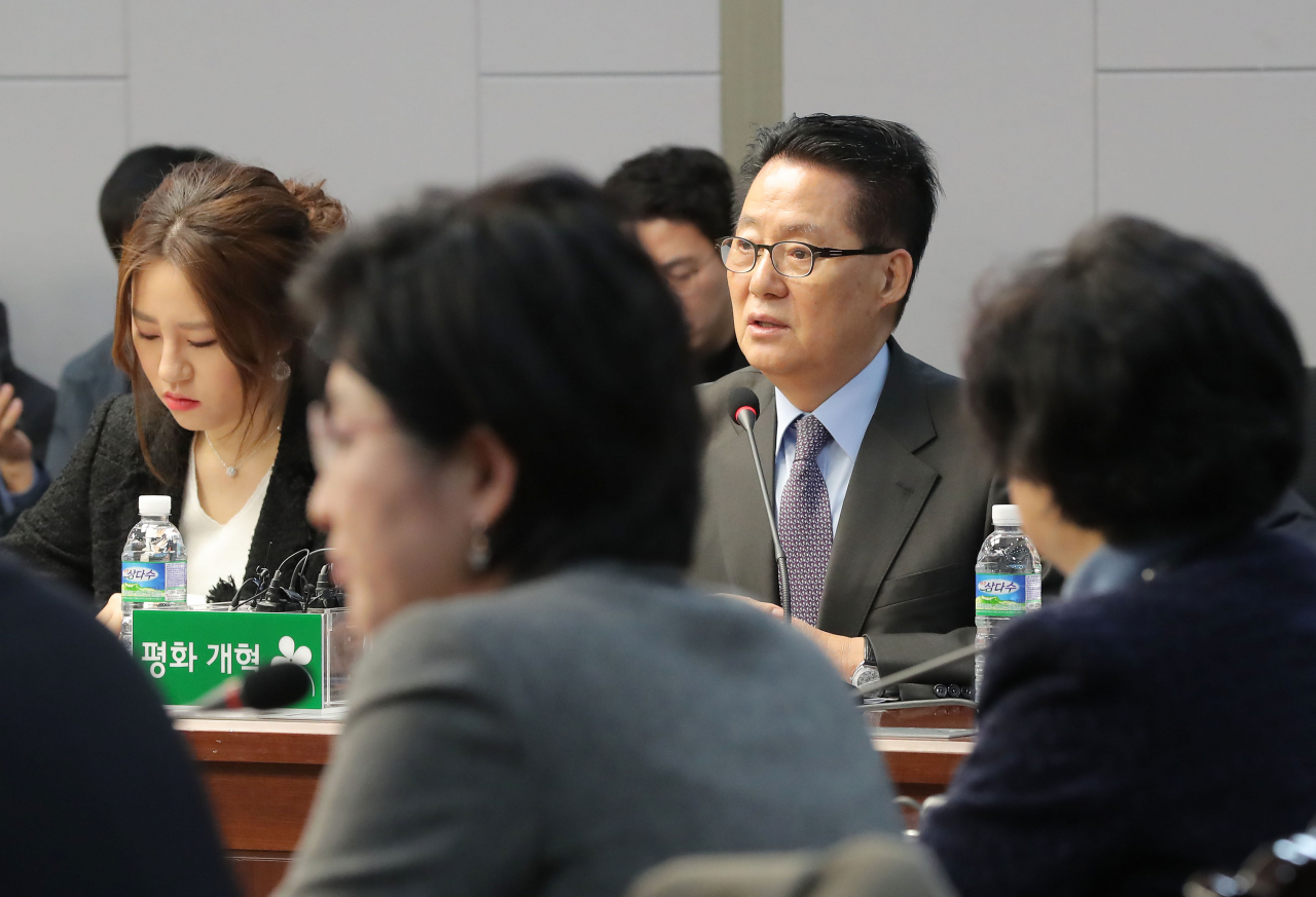 지난 2018년 1월 국회 의원회관에서 열린 국민의당지키기운동본부 전체회의에 박지원 당시 의원과 조성은 전 국민의당 비대위원이 참석하고 있다. [연합]