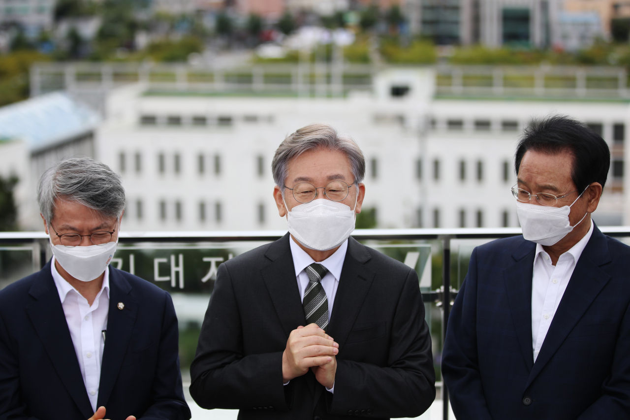 더불어민주당 대선 예비후보인 이재명 경기도지사가 17일 오전 광주 동구 전일빌딩245에서 광주·전남·전북 특별메시지 발표 기자회견을 마치고 취재진의 질의에 답하고 있다. 연합뉴스