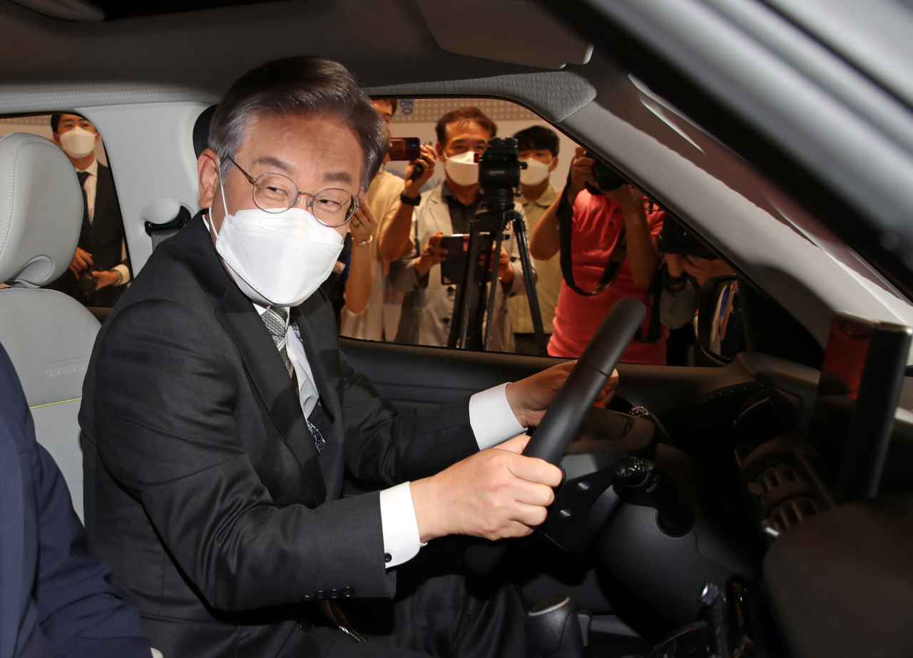 더불어민주당 이재명 대선 경선 후보가 17일 오전 광주 빛그린산업단지 내 광주글로벌모터스(GGM) 공장을 방문해 '광주형 일자리'의 첫 번째 완성차 경형 SUV 캐스퍼에 탑승해 내부를 살펴보고 있다. [연합]