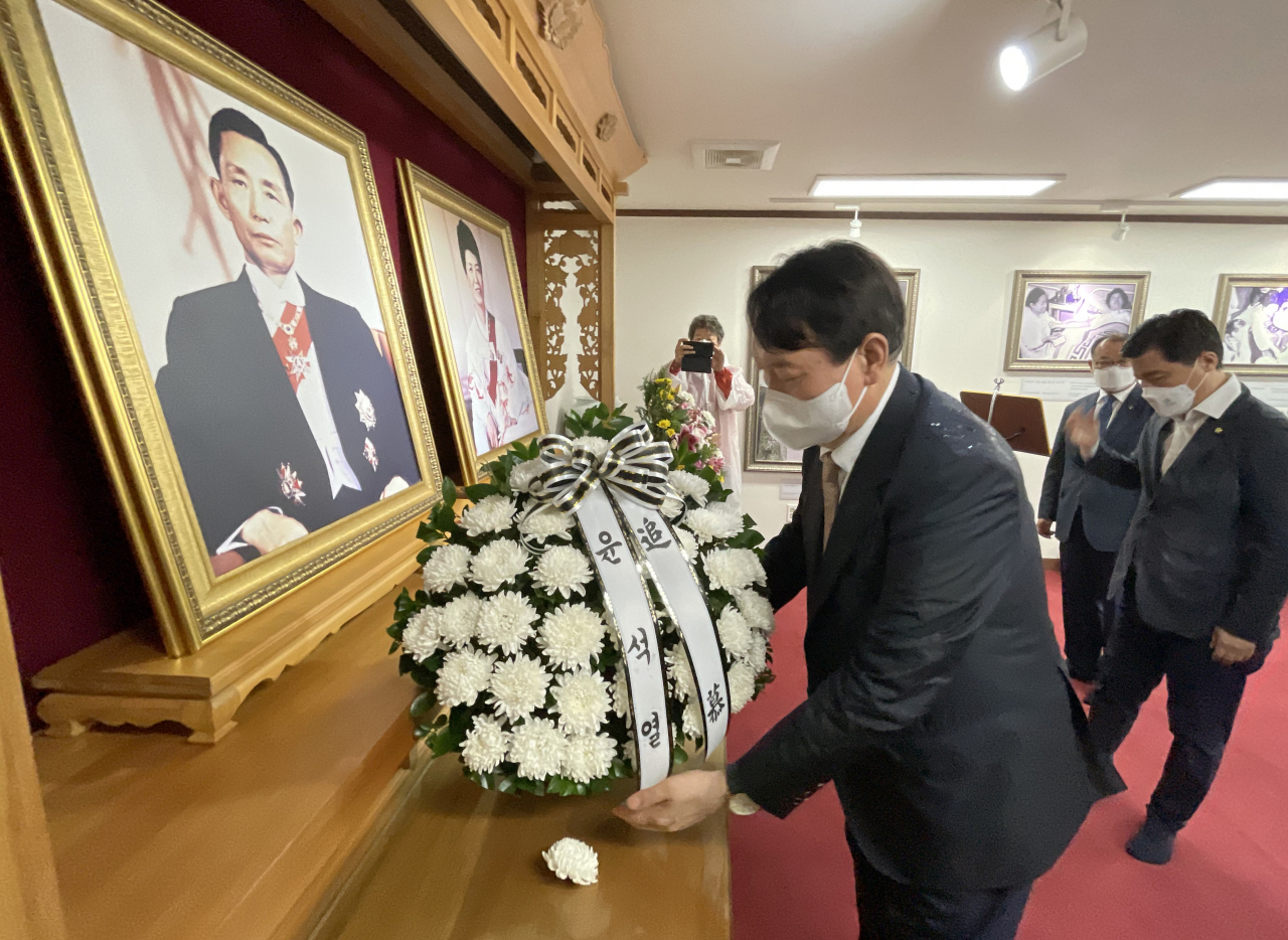 국민의힘 대권주자인 윤석열 전 검찰총장이 17일 경북 구미시 상모동에 있는 박정희 전 대통령의 생가를 찾아 헌화하고 있다. [연합]