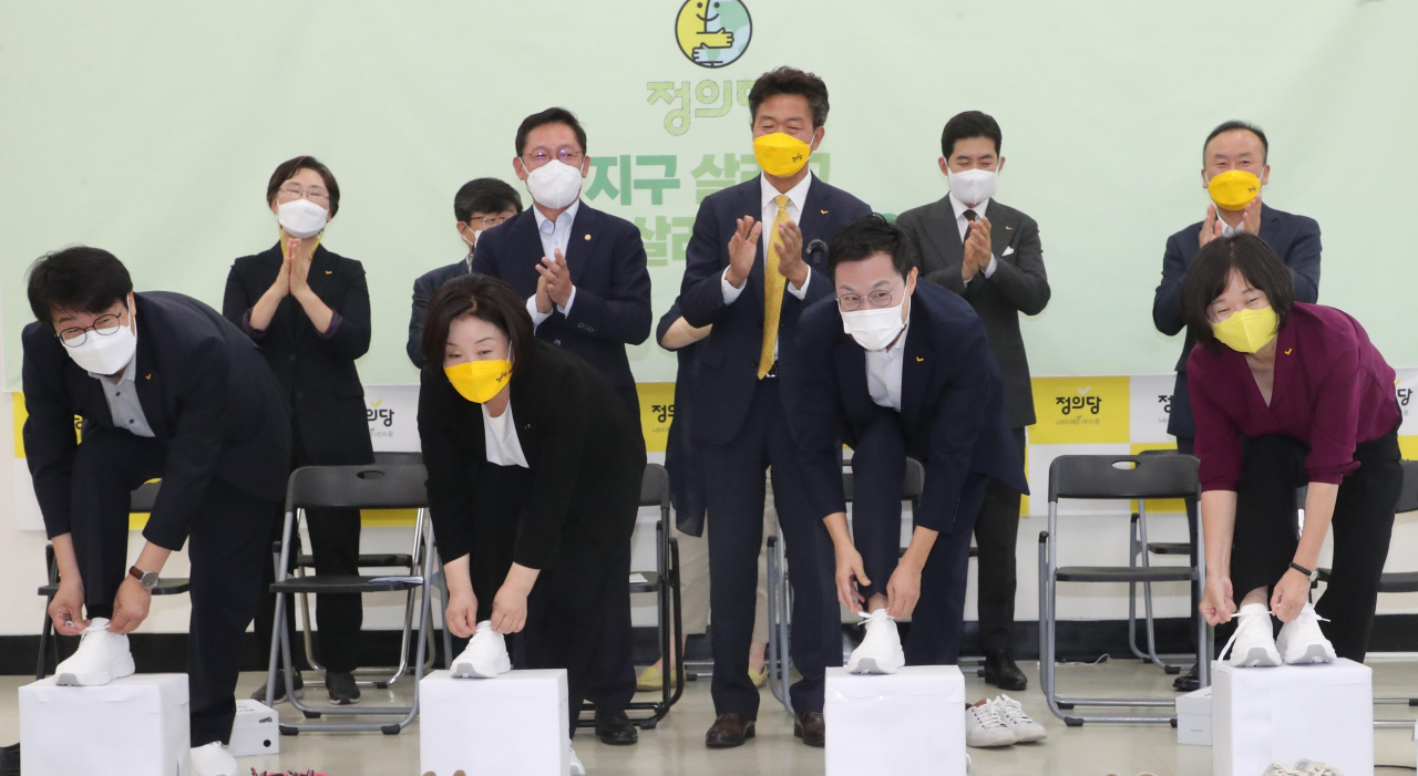 정의당 김윤기, 심상정, 황순식, 이정미 대선 경선 후보가 17일 서울 여의도 국회에서 열린 '지구 살리고, 사람 살리는 한가위' 정의당-대선후보 추석 합동인사에서 여영국 대표가 선물한 운동화를 신고 열심히 뛰는 퍼포먼스를 하고 있다. 연합뉴스