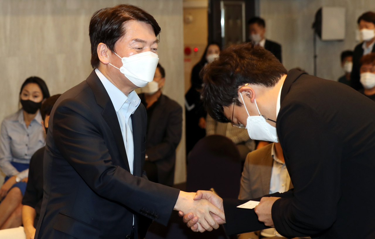 국민의당 안철수 대표가 17일 오후 부산 수영구 아쿠아팰리스 호텔에서 열린 부산혁신공정교육포럼에 참석해 참석자들과 악수를 하고 있다. 연합뉴스