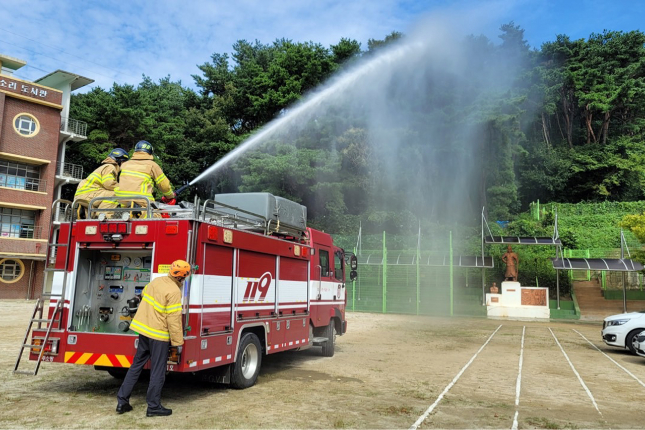 지난 9일 오전 광주 동구 운림동 학운초등학교에서 다수 인명피해가 우려되는 학교 화재 상황을 가정한 소방훈련이 열리고 있다. 광주 동부소방서는 소방차 진입, 위치 지정, 소화전 확인, 방수, 무인비행장치(드론)를 활용한 재난 상황 파악과 통제 등 현장 맞춤형 훈련으로 재난에 대비했다. 연합뉴스
