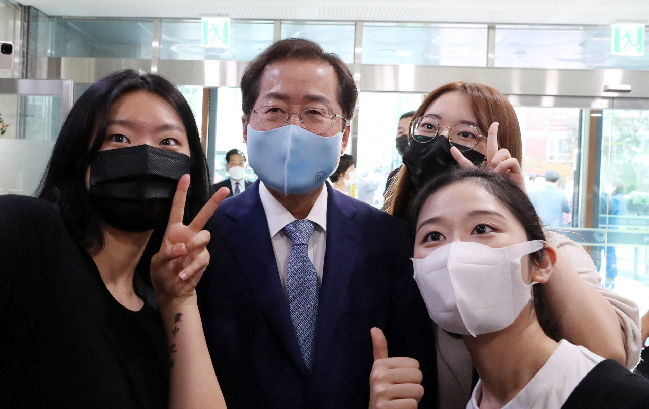 국민의힘 홍준표 대선 경선 후보가 17일 서울시 강남구 자곡동 경상남도 남명학사 서울관을 방문, 학생들과 기념사진을 찍고 있다. [연합]