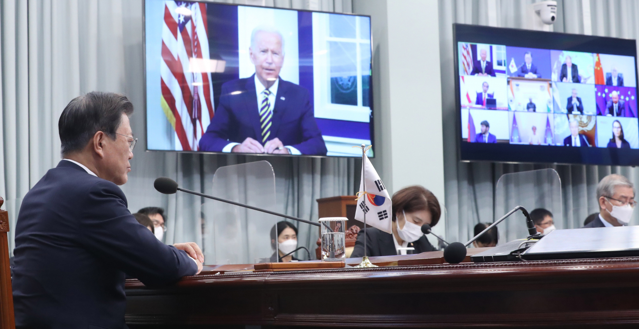 문재인 대통령이 17일 오후 청와대 여민관 영상회의실에서 화상으로 열린 '에너지 및 기후에 관한 주요 경제국 포럼(Major Economies Forum on Energy and Climate, MEF)'에 참석해 조 바이든 미국 대통령의 개회사를 듣고 있다. [연합]