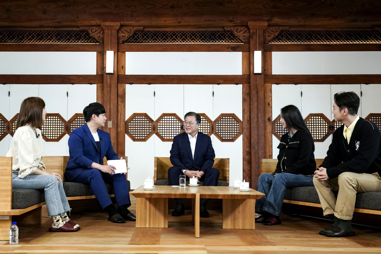 문재인 대통령이 지난 14일 청와대 상춘재에서 제2회 청년의 날 기념 대담을 하고 있다. [연합]