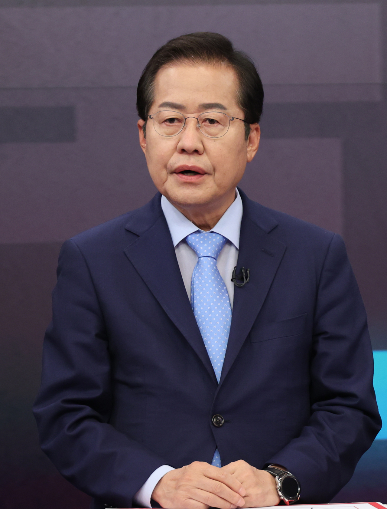 국민의힘 대권주자인 홍준표 의원이 지난 16일 서울 중구 TV조선 스튜디오에서 열린 제20대 대통령선거 경선후보자 1차 방송토론회에서 토론을 준비하고 있다. [연합]