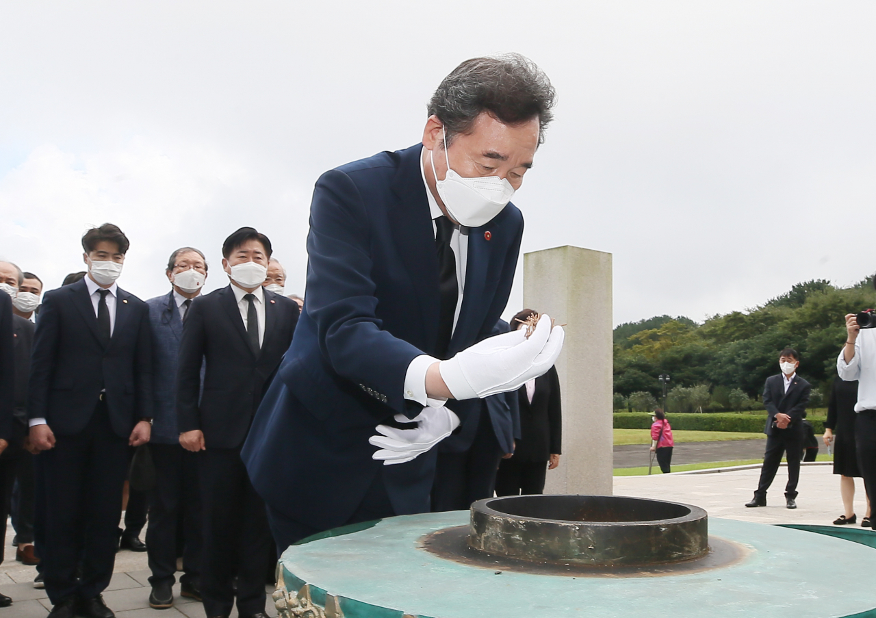 더불어민주당 대권주자인 이낙연 전 대표가 18일 오전 제주시 봉개동 4·3평화공원을 찾아 희생자들의 넋을 기리고 있다. [연합]